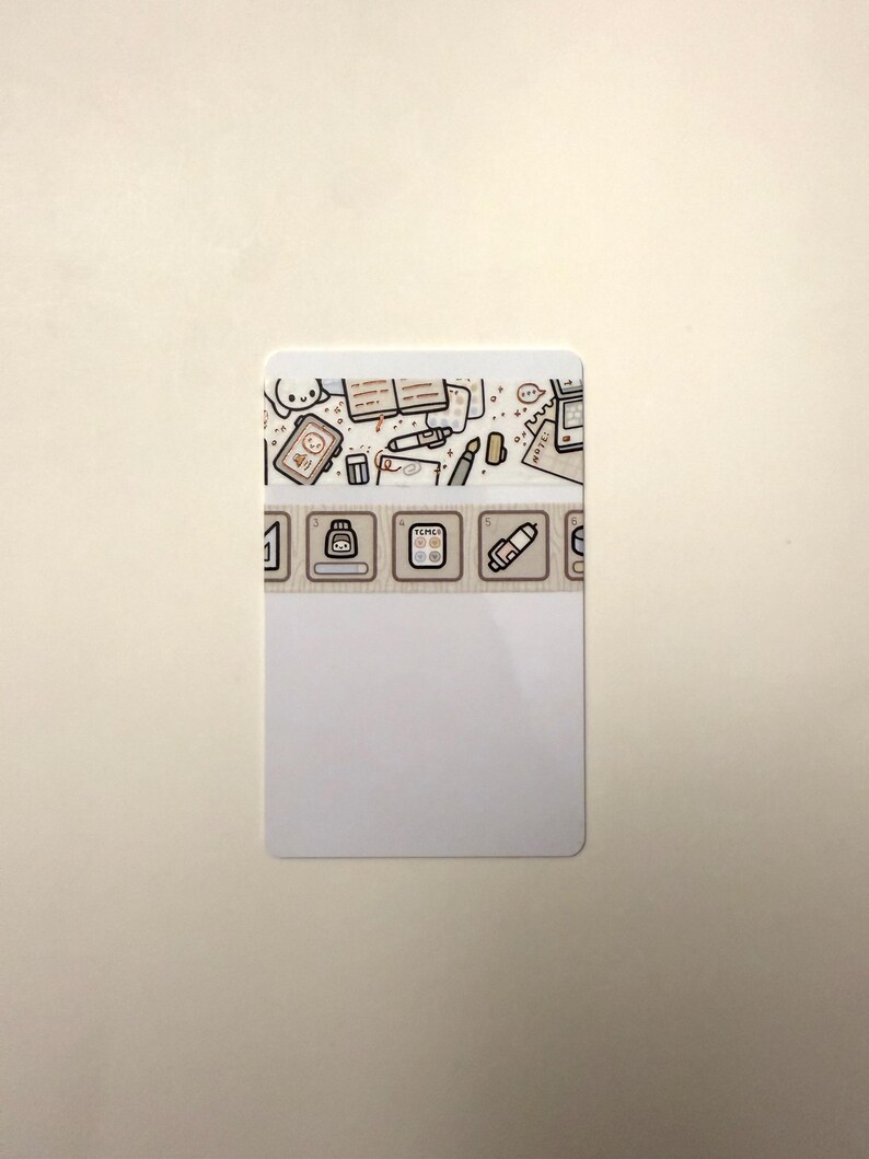 Puede incluir: Una tarjeta blanca con un borde estampado en marr&oacute;n y blanco. El borde presenta una variedad de art&iacute;culos de oficina, incluyendo un cuaderno, un bol&iacute;grafo, un l&aacute;piz, una grapadora y unas tijeras. La tarjeta tiene un espacio blanco en blanco en el centro.