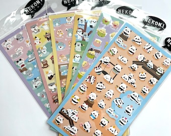 Puede incluir: Un conjunto de seis hojas de pegatinas con temática de panda. Cada hoja presenta un diseño diferente con varias poses y expresiones de pandas. Las pegatinas están empaquetadas en bolsas de plástico transparentes con el nombre de la marca "NEKONI" impreso en ellas.
