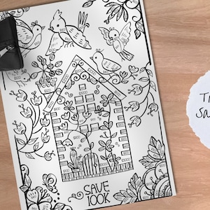 Può includere: Una pagina da colorare stampabile in bianco e nero con una casa con una casetta per uccelli in cima. La casa è circondata da fiori e uccelli. Il testo "Save 100k" è in fondo alla pagina. Il testo "Track your Savings Goal" è scritto su un foglio di carta separato.