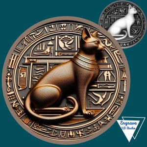 Puede incluir: Una estatua de gato en bronce, renderizada en 3D, en posición sentada, dentro de un marco circular con grabados jeroglíficos. Una estatua de gato blanca más pequeña está en la esquina superior derecha. La imagen incluye el texto "Engrave 3D Studio".