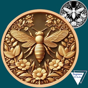 Op de afbeelding: Een gouden metalen munt met een gedetailleerde gravure van een bij omringd door bloemen. De bij heeft een gestreepte buik en ingewikkelde vleugels. De munt is geplaatst tegen een donkerbruine achtergrond.