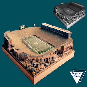 Może przedstawiać: Szczegółowy model 3D stadionu do futbolu amerykańskiego, z zielonym boiskiem z liniami jardów i literą "M" na środku. Stadion jest wypełniony miniaturowymi figurkami i osadzony na drewnianej podstawie. Obecna jest również mniejsza, czarno-biała wersja stadionu.