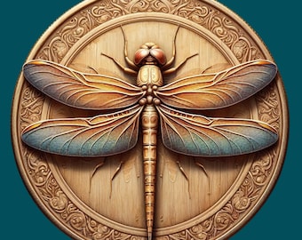 Puede incluir: Una placa circular de madera con un relieve detallado de una libélula. La libélula tiene alas grandes y texturizadas con tonos naranjas y azules, y un cuerpo segmentado. El borde presenta patrones intrincados y en espiral.