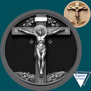 Könnte beinhalten: Eine silberne 3D-Reliefskulptur von Jesus Christus am Kreuz. Die Skulptur ist vor einem schwarzen Hintergrund platziert und von einem grauen runden Rahmen umgeben. Die Skulptur ist mit Blumen und Blättern verziert.