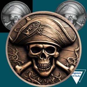 Op de afbeelding: Een bronzen piratenmunt met een gedetailleerde schedel die een driekantige hoed en gekruiste botten draagt. De munt heeft ingewikkelde details en een verweerde uitstraling, wat wijst op een antiek ontwerp. Twee kleinere, grijstinten versies van de munt staan op de achtergrond.
