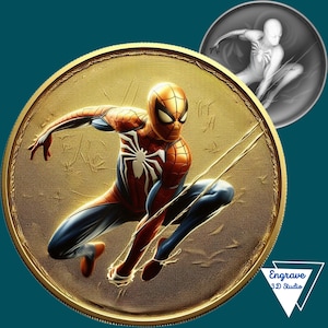 Può includere: Una moneta color oro con un'illustrazione dettagliata di Spider-Man nel suo classico costume rosso e blu, con un emblema di ragno bianco sul petto. Un'immagine più piccola in scala di grigi di Spider-Man è sullo sfondo. La moneta ha le parole "Engrave 3D Studio".