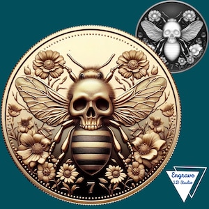 Op de afbeelding: Een goudkleurige munt met een gedetailleerd bijenontwerp met een schedelkop, omringd door bloemen. De bij heeft een gestreept achterlijf en vleugels. Een kleinere, grijswaardenversie van de munt staat rechtsboven. Het nummer 7 staat onderaan.