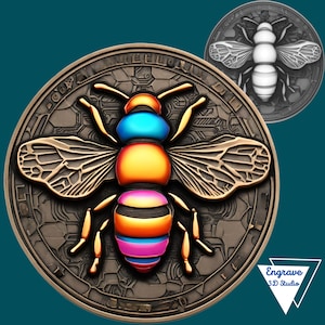 Op de afbeelding: Een gedetailleerde, bronzen munt met een gestileerde bij in levendige kleuren: blauw, oranje en roze. Rechtsboven is een kleinere, grijswaardenversie van de bij te zien. De tekst "Engrave 3D Studio" is aanwezig.