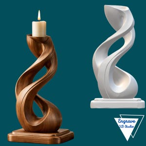 Op de afbeelding: Twee decoratieve kandelaars. Eén is een bruin, houten, wervelend ontwerp met een brandende kaars. De andere is een witte, abstracte sculptuur met een vergelijkbare vorm. Beide staan op vierkante bases. De afbeelding bevat het logo "Engrave 3D Studio".