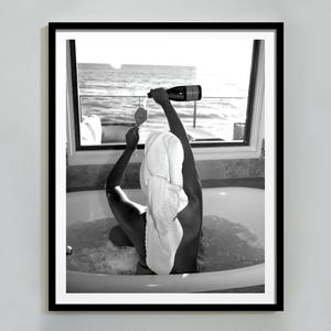 Lámina "Mujer bebiendo vino en la bañera": Arte mural para baños de clase alta, fotografía de estilo de vida de lujo (descarga digital).