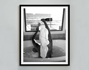 Frau trinkt Wein in der Badewanne – Kunstdruck: Badezimmer-Wandkunst im Stil des alten Geldes, Luxus-Lifestyle-Fotografie (Digitaler Download)