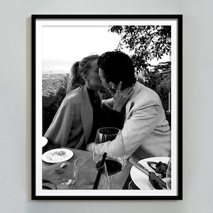 ワインの後のキスのプリント、白黒、カップルのポスター、バーカートのプリント、ロマンチックな壁アート、ダイニングルームの装飾、アルコールポスター、バーの壁の装飾