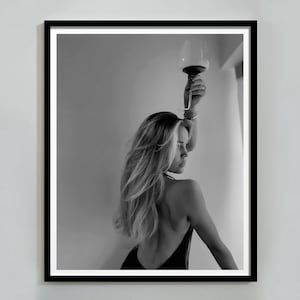 寝室でワインを飲む女性のプリント、フェミニストポスター、白黒、印刷可能なハイプビーストウォールアート、パブ＆バーカートの装飾、デジタルダウンロード