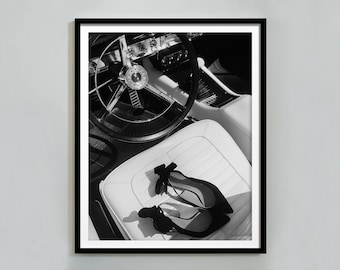 Tacones con estampado de coche: Arte de moda de lujo en blanco y negro, decoración elegante (Descarga digital)