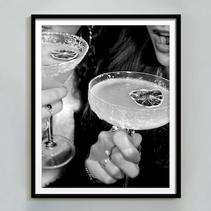 Impresión de mujer bebiendo cóctel de limón, póster de bar, blanco y negro, arte mural de cocina, decoración de carrito de bar, impresión mural de comedor, descarga digital