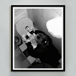 トイレで飲む女の子のプリント、ビールのポスター、白黒、面白いバスルームの壁アート、バーのプリント、十代の女の子のバスルームの装飾、デジタルダウンロード