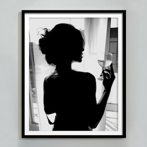 窓辺でワインを飲む女性のプリント、白黒、バーカートのポスター、流行の HypeBeast ウォールアート、十代の女の子の部屋の装飾、デジタルダウンロード