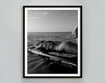 Frau Surfen am Surfbrett Poster: Schwarz Weiss Strand Wand Kunst (Digitaler Download)