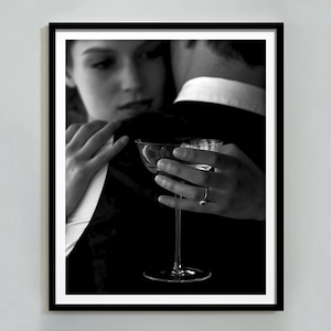 Para z Martini w Barze Plakat, Czarno-biały, Wydruk artystyczny, Sztuka ścienna Martini, Pobieranie cyfrowe, Sztuka ścienna koktajlowa, Wystrój baru w stylu vintage