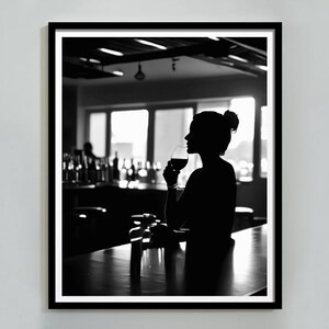 バーでワインを飲む女性のプリント、フェミニストのポスター、白黒、アルコール ウォール アート、バー カートの装飾、デジタル ダウンロード、ダイニング ルームのプリント