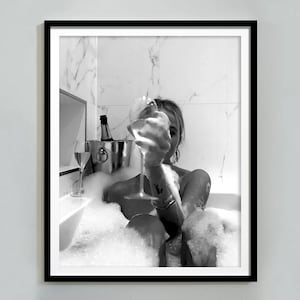 バスタブでワインを飲む女性のプリント、フェミニストポスター、白黒、アルコールウォールアート、女の子のバスルームの装飾、バーポスター、デジタルダウンロード