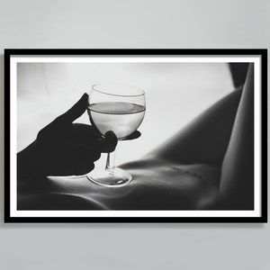 ベッドでワインを飲む女性のプリント、フェミニストのポスター、白黒、アルコール ウォール アート、バー カートのプリント、十代の女の子の部屋の装飾、デジタル ダウンロード