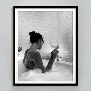 バスタブでワインを飲む女性のプリント、バーカートのポスター、白黒、印刷可能な HypeBeast ウォールアート、女の子のバスルームの装飾、デジタルダウンロード
