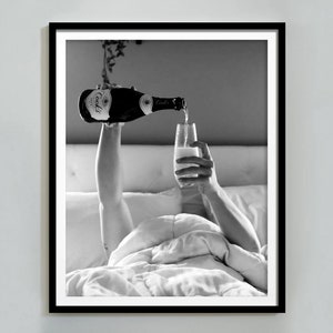 Kobieta Pijąca Szampan w Łóżku Wydruk, Feministyczny Plakat, Czarno-Biały, Alkoholowa Sztuka Ścienna, Wydruk Wózka Barowego, Plakat Barowy, Wystrój Pokoju Nastolatki