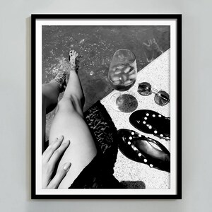 プールでカクテルを飲む女性のプリント、白黒、高級ファッションポスター、バーカートの装飾、Hypebeast ウォールアート、デジタルダウンロード