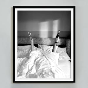 ベッドでワインを飲む女性のプリント、白黒、フェミニストポスター、アルコールウォールアート、バーカートプリント、十代の女の子の寝室プリント、部屋の装飾