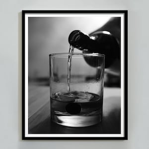 白黒のウイスキープリント、アルコールウォールアート、バーカートウォールアート、カクテルポスター、印刷可能なウォールアート、イングリッシュパブの装飾、デジタルダウンロード