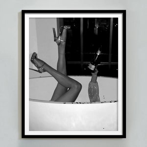 バスタブでワインを飲むハイヒールの女性のプリント、白黒ポスター、印刷可能なバスルームの壁アート、Hypebeast ルーム装飾、デジタルダウンロード