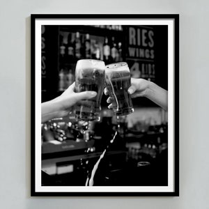 Beer Cheers Print, Barwagen Wandkunst, schwarz und weiß, Cocktail Poster, Alkohol Wandkunst, Hausbar Dekor, Bier Wandkunst, digitaler Download