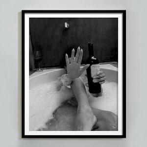 バスルームポスター、バスタブでワインを飲む女性のプリント、バーカートの壁アート、白黒、印刷可能な女の子のバスルームの装飾、デジタルダウンロード