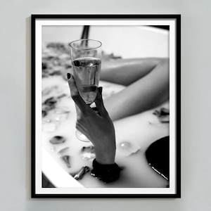 Poster femminista, stampa di donna che beve champagne nella vasca da bagno, bianco e nero, arte murale alcolica, arredo bagno per ragazze adolescenti, download digitale
