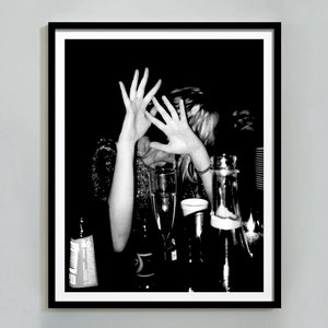 シャンパンを飲む女性のプリント、白黒、ビンテージ バー ポスター、アルコール ウォール アート、バー カートのプリント、ワインを飲む女性、デジタル ダウンロード