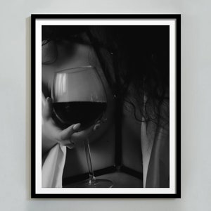 Seksowna kobieta pijąca wino, plakat feministyczny, czarno-biały, sztuka ścienna z alkoholem, wydruk wózka barowego, dekoracja pokoju dla nastolatki, dekoracja ścienna do kuchni
