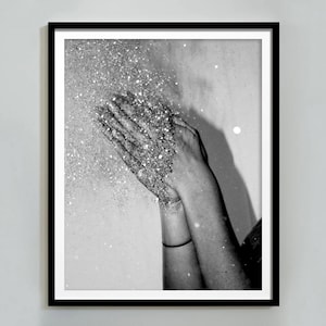 Impresión de manos con purpurina para fiesta disco, arte de pared en blanco y negro, póster de discoteca de los años 70, decoración de dormitorio femenino, arte de pared maximalista, descarga digital