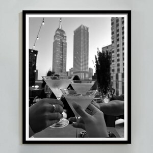 Cheers in Time Square New York Print, Czarno-biały, Koktajlowa sztuka ścienna, Plakat na wózek barowy, Wystrój angielskiego pubu, Pobieranie cyfrowe, Sztuka ścienna do baru