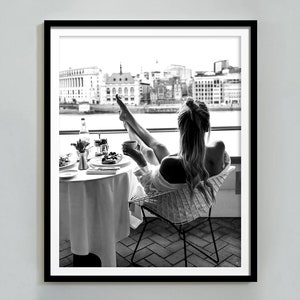Poster Frau trinkt Kaffee, feministischer Druck, schwarz und weiß, Küche Wandkunst, Coffee Shop Dekor, Teen Mädchen Zimmer Dekor, Esszimmer Drucke