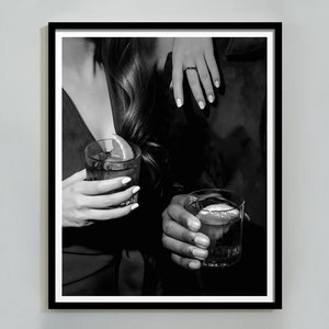 Impresión de mujeres bebiendo Aperol Spritz, Arte de pared de carrito de bar, Blanco y negro, Póster de cóctel, Impresiones de cocina, Decoración de comedor, Descarga digital
