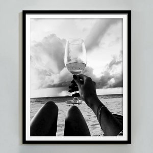 Kobieta Pijąca Wino w Plaży Wydruk, Feministyczny Plakat, Bar Cart Wydruk, Czarno-Biała Sztuka Ścienna, Wydruki Fotografii Plażowej, Wystrój Domu Plażowego