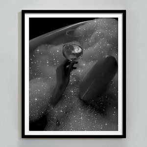 バスタブでワインを飲む女性のプリント、バスルームのポスター、白黒、印刷可能なバスルームの壁アート、女の子のバスルームの装飾、デジタルダウンロード