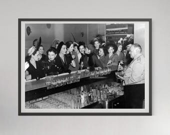 Vrouwen die whisky drinken aan de bar Afdruk: zwart-wit vintage barmanfoto (digitale download)