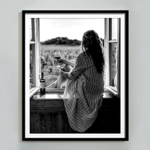 窓辺でワインを飲む女性のプリント、フェミニストのポスター、バーカートの壁アート、白黒、バーのポスター、アルコールのポスター、十代の女の子の部屋の装飾