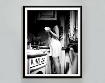 Frau macht Kaffee Poster, schwarz und weiß, Vintage Küche Druck, Esszimmer Wandkunst, Coffee Shop Dekor, digitaler Download, druckbare Kunst