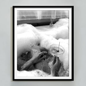 Kobieta Pijąca Martini w Wannie Wydruk, Czarno-biały, Plakat Feministyczny, Sztuka Ściana Martini, Sztuka Ścienna Bar Cart Wydruk, Dekoracja Łazienki Dziewczyn