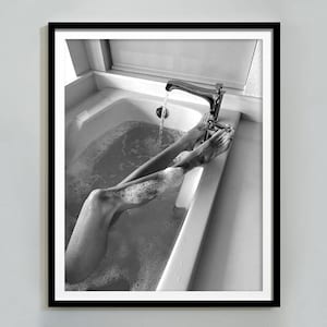 Gambe di donna nella stampa della vasca da bagno, bianco e nero, poster per il bagno, stampa femminista, arredamento per il bagno delle ragazze, arte della parete massimalista, download istantaneo