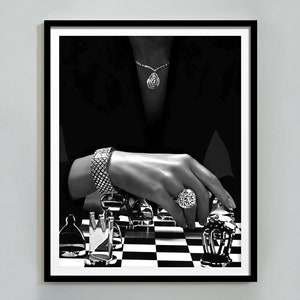 Frau spielt Schach Poster, schwarz und weiß, High Fashion Print, feministisches Poster, Luxus Wandkunst, Teenager Mädchen Schlafzimmer Dekor, Hypebeast Poster