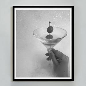 バスタブでマティーニを飲む女性のプリント、白黒、ビンテージ バー カート ウォール アート、カクテル ポスター、女の子のバスルームの装飾、デジタル ダウンロード
